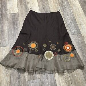 🛍️100% Linen and Silk trim Skirt with embroidered excellent condition.